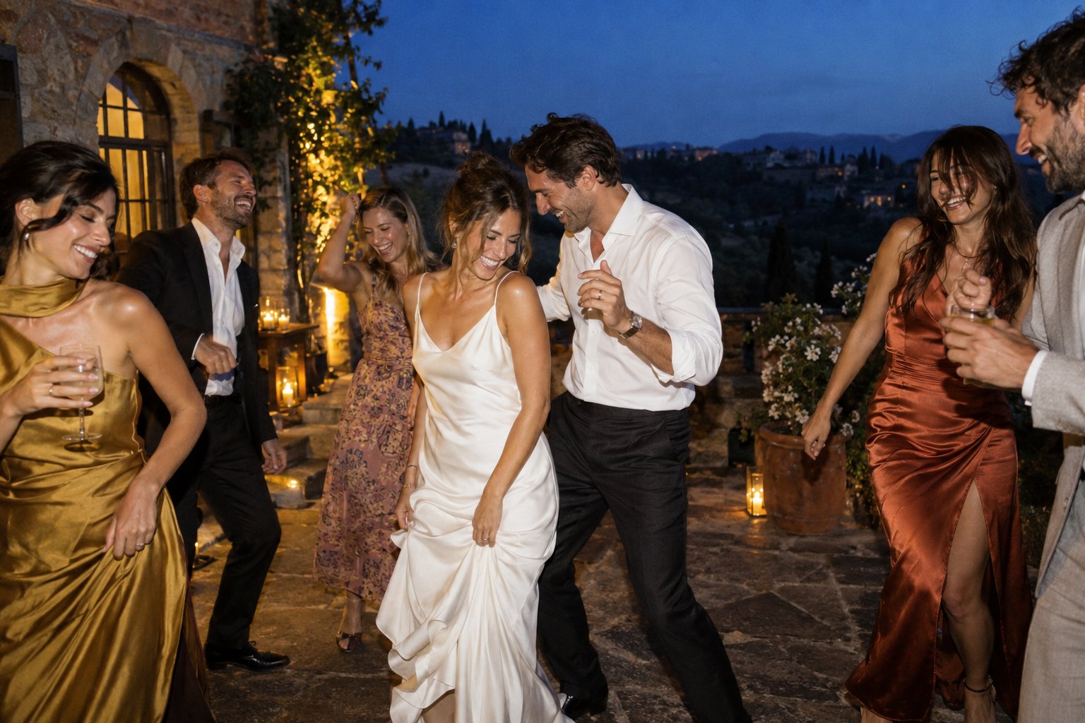 Sposi e amici festeggiano su una terrazza italiana